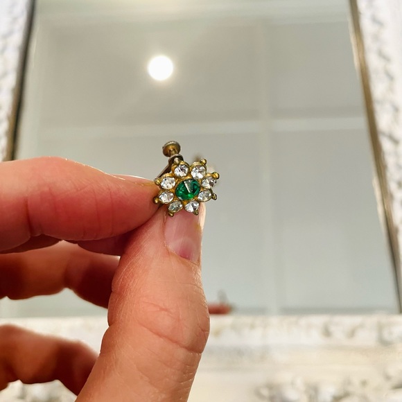 SALE VINTAGE Tiny Floral Screw-on 1940’s Earrings - Picture 3 of 5